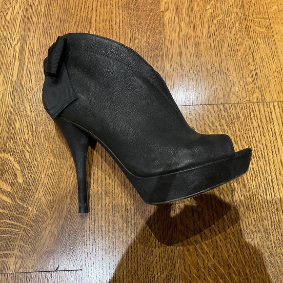 Vera Wang- peep toe heels with bow in back Size 7 - Picture 5 of 13